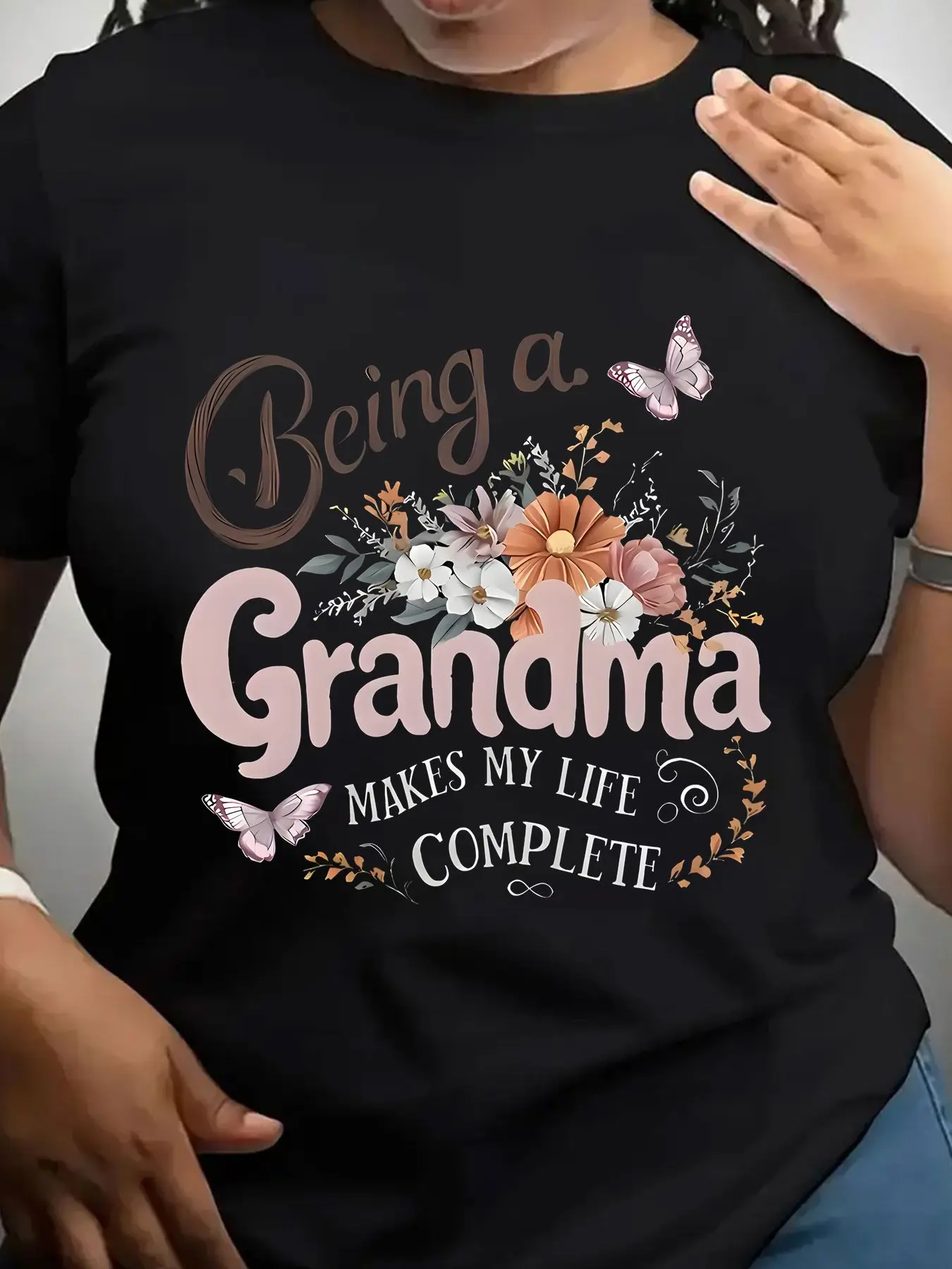 Women's Trendy Crew Neck T-Shirt Being a Grandma Makes Life Complete Suitable for Casual Sportswear