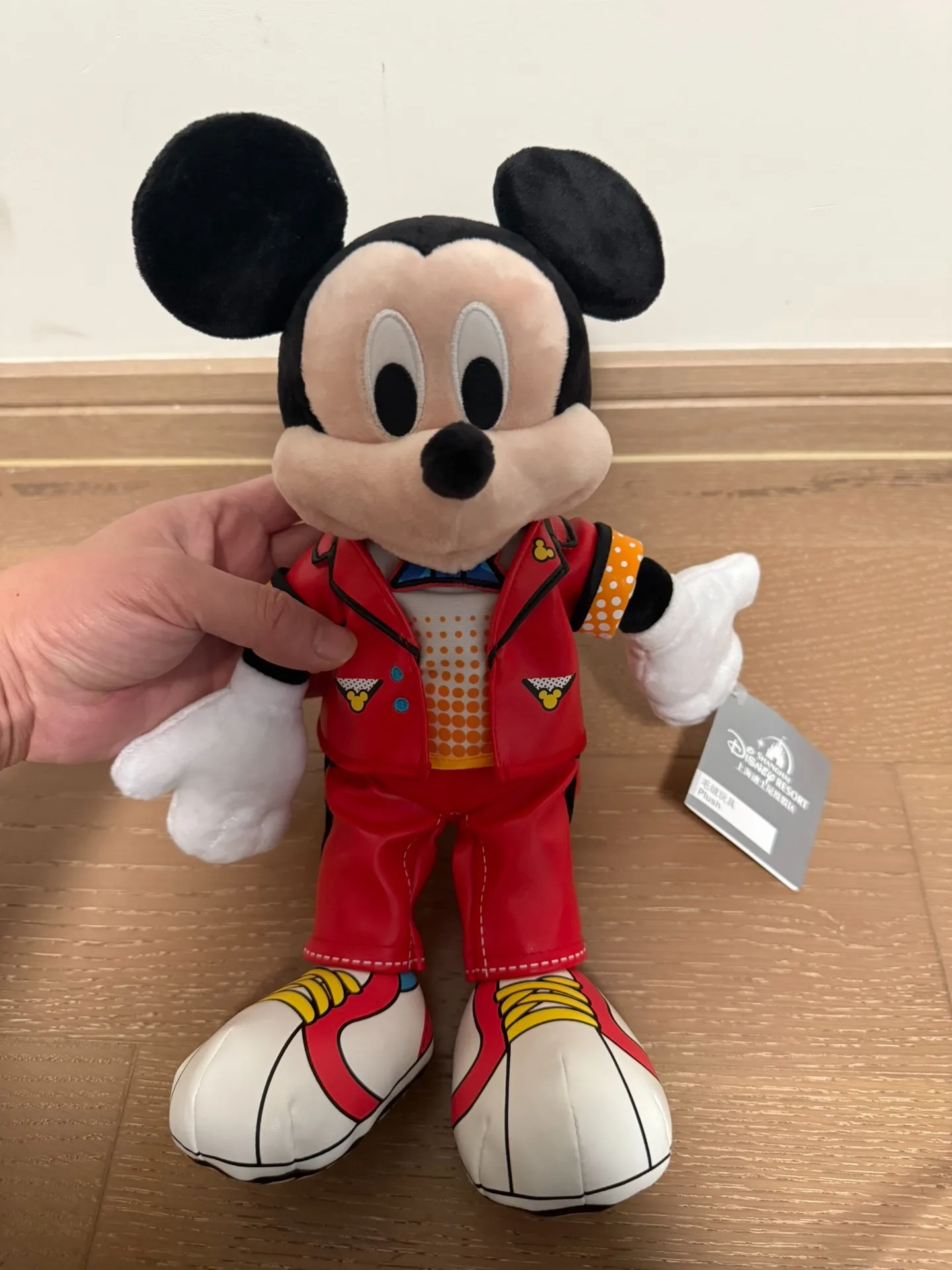 Kolorowe upominki z okazji urodzin Disneya - pluszowe figurki Myszki Miki i Minnie w czerwonych sukienkach - prezent urodzinowy dla dzieci