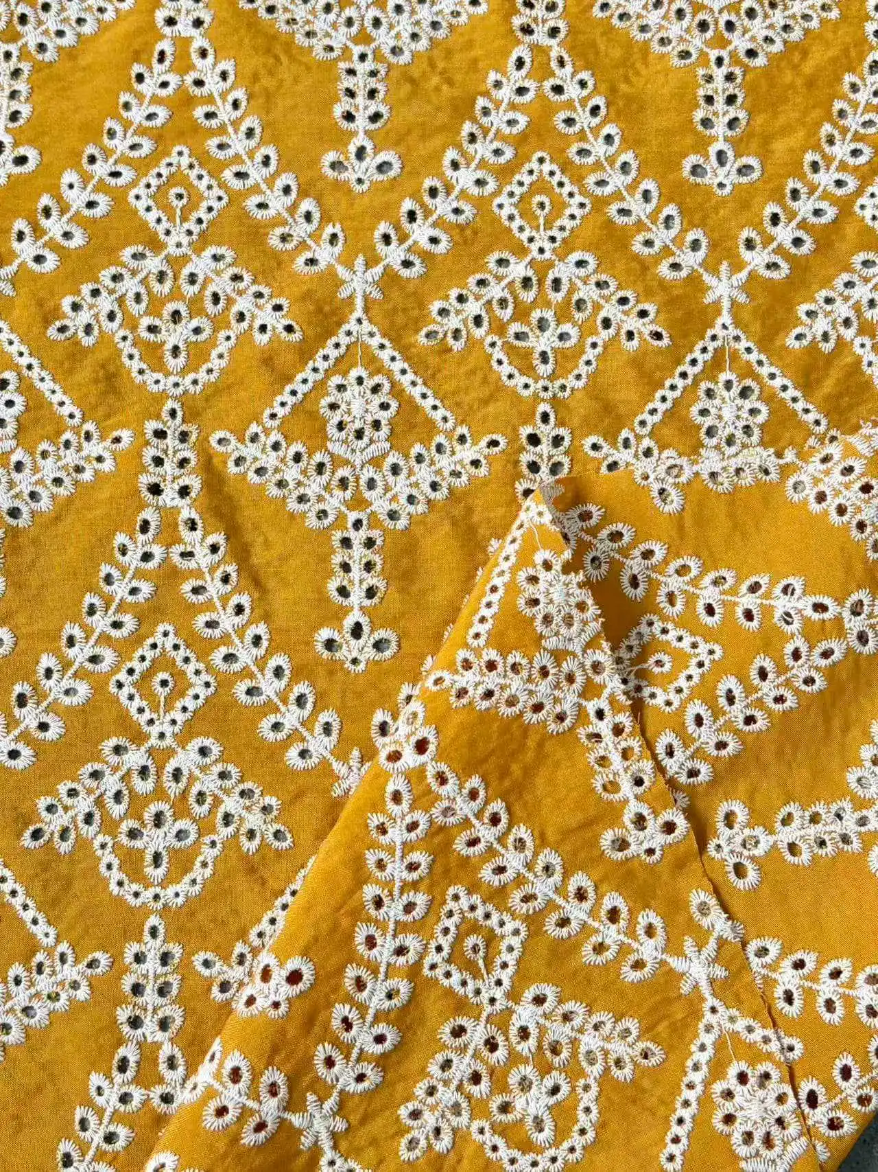 

Новейшая ткань из чистого хлопка с цветочным узором и вышивкой, с ажурной отделкой, для платьев, женской одежды, детской одежды, дизайнерская ткань.