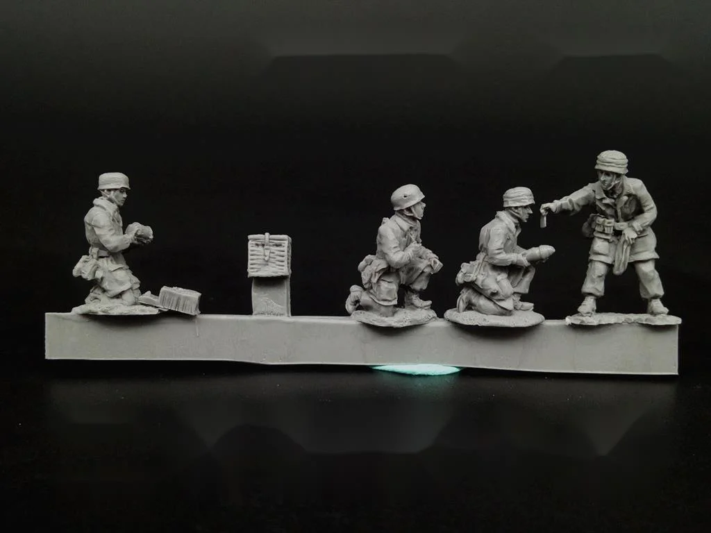 

1/72 Scale Die-cast Resin Soldier 75mm Infantry Artillery Crew Unpainted