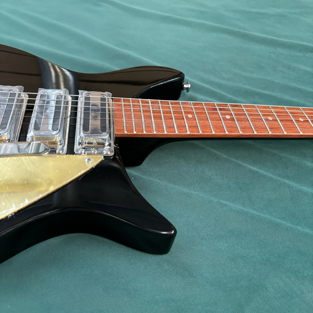 Electric Guitar Golden Color - Gold pickguard, maple neck, humbucker pickups, 22 frets, gloss finish, stable tuning view 6