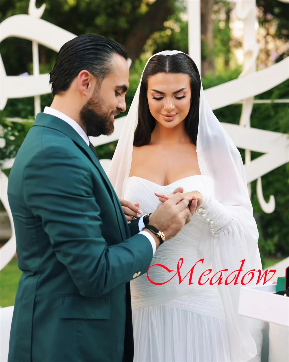 カスタマイズされた絶妙なホワイトチュールブライダルドレス高品質ストラップレスノースリーブウェディングドレスチャペルトレインジッパーバックドレス