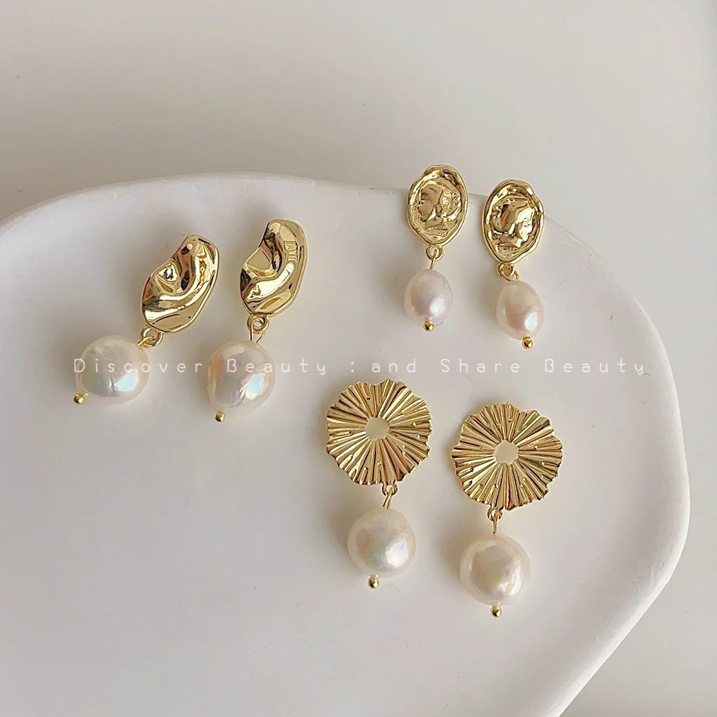 

DIY accessories French retro baroque natural pearl earrings women's niche high-end stud earrings Hepburn style fashion temperame