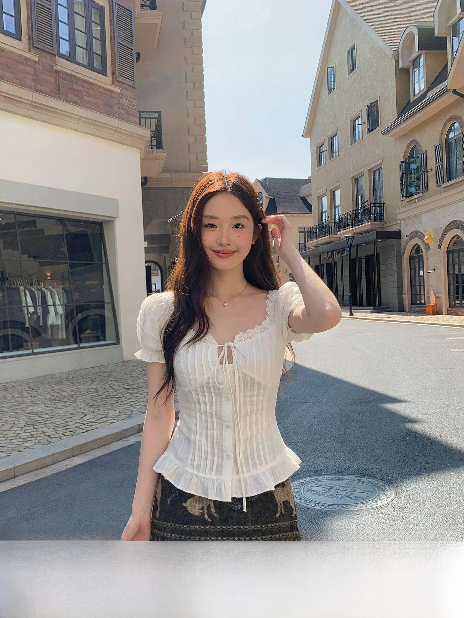 

Белая женская блузка с кружевной отделкой и коротким рукавом, летняя, приталенная, с завязками, рукавами-фонариками, в нежном стиле