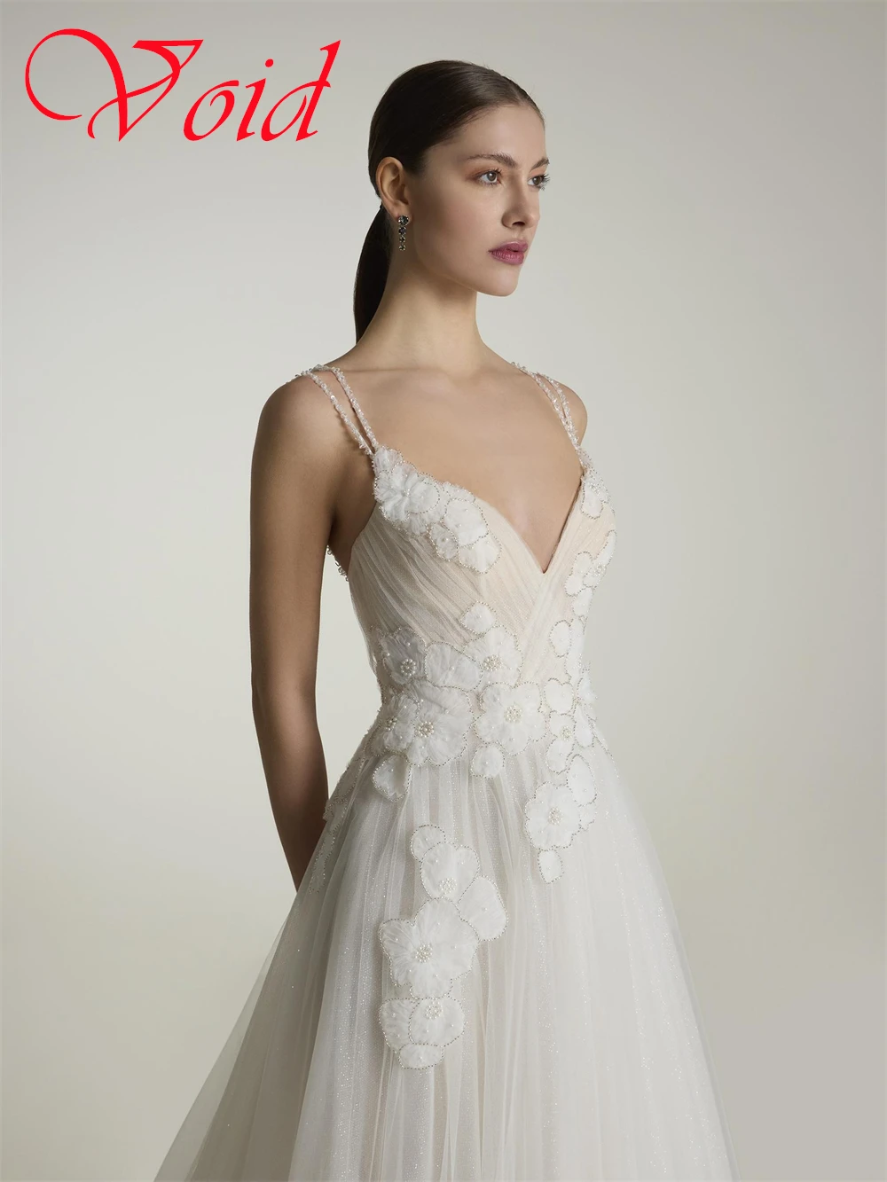 Abito da sposa elegante in organza bianca personalizzato Squisito scollo a V senza spalline Festa nuziale Bottoni da sogno Abiti da sposa posteriori