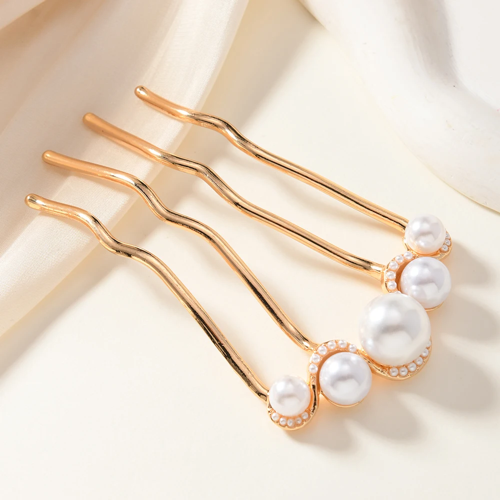 Una forcina fissa a forma di U per un acconciatura a panino, un pettine per capelli spezzato in lega di stile femminile di fascia alta con quattro denti