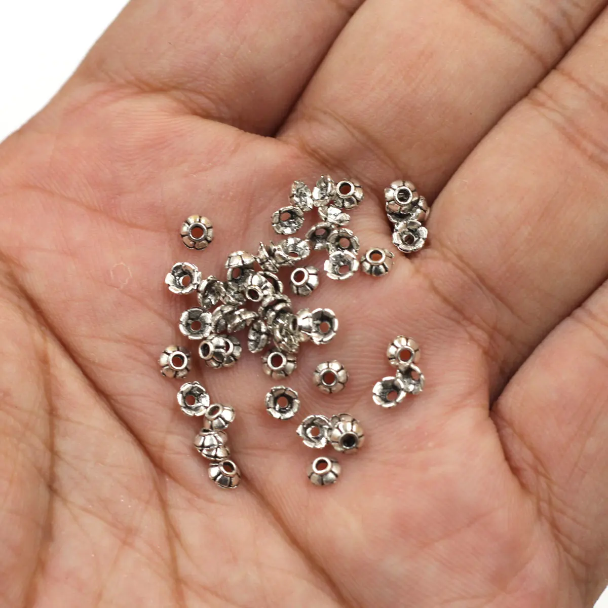 500 Stück Endperlenkappen, Blumenform, Silber, Gold, Kupfer, Bronze, Ton, gemischt, klein, passend für 4–5 mm Perlen, Schmuck, DIY, 3 mm – Detail 2