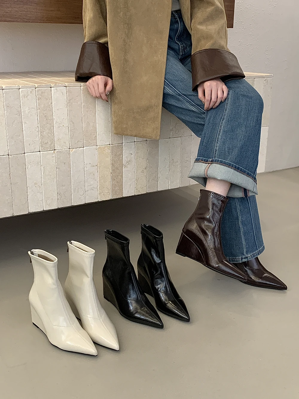 

Women's Patent Leather Ankle Boots Black Pointed Toe Wedge Heel Boots Retro Fashion Zip Back Short Boots for Daily Office Winter