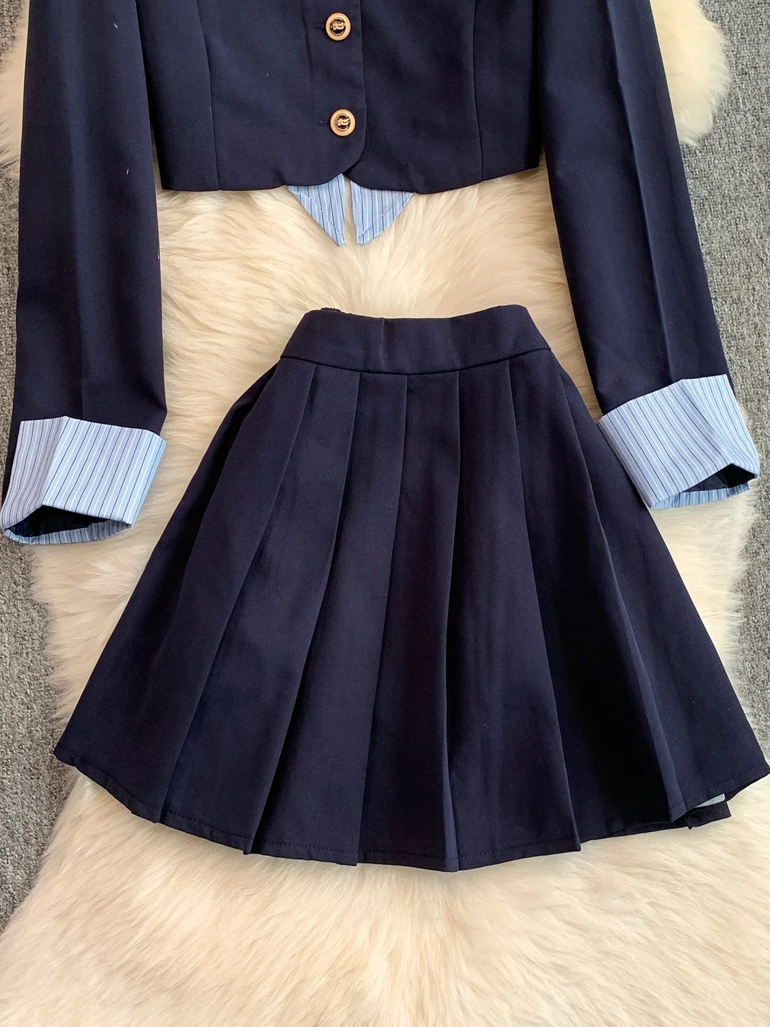 Setelan Dua Potong Rok Lipit Pinggang Tinggi yang Meniruskan Tubuh dengan Kerah Patchwork Bergaris dan Dasi Kupu-kupu Manis Gaya Preppy