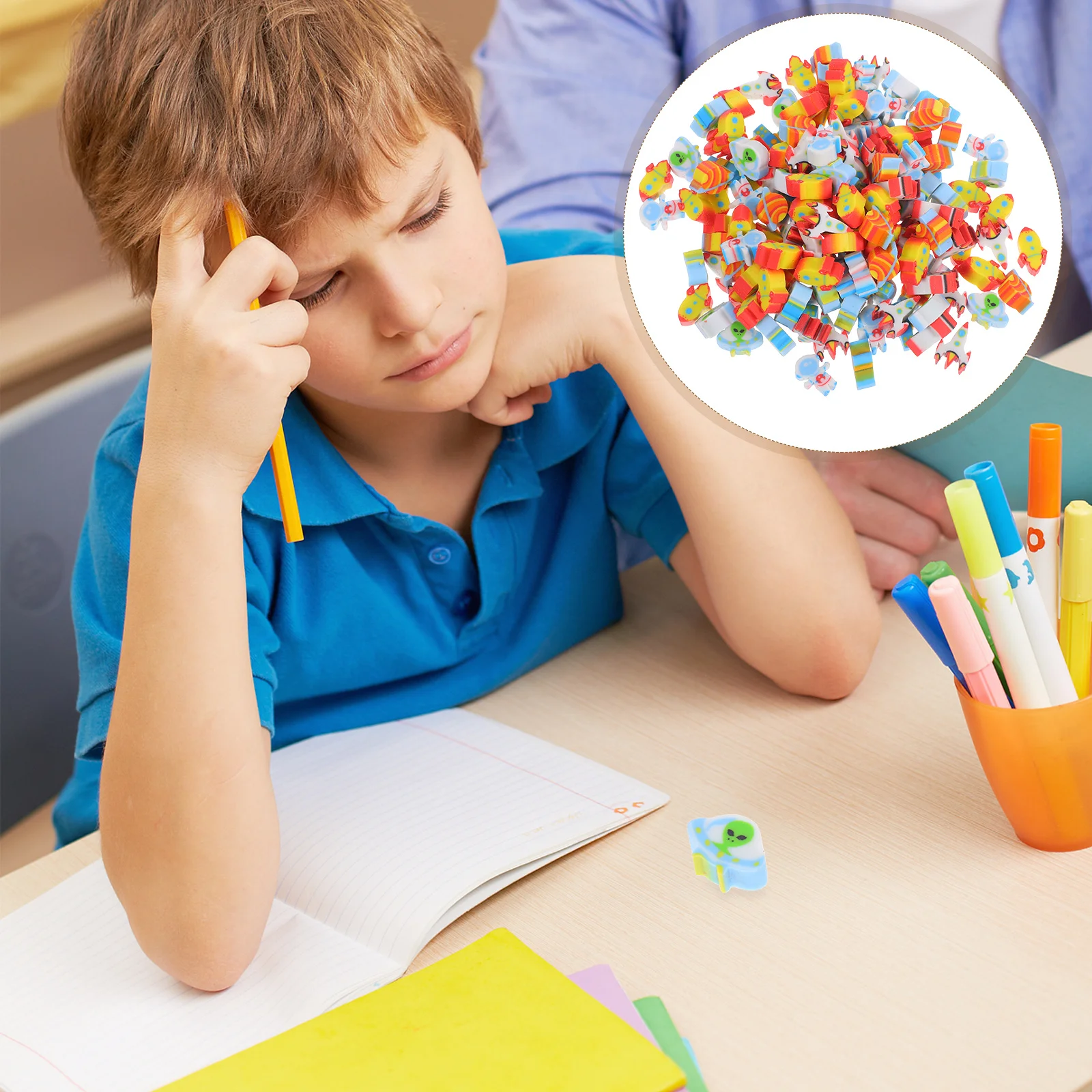 300個の宇宙消しゴム ミニ宇宙飛行士をテーマにした教室の賞品用 バルクノベルティ消しゴム 太陽系鉛筆アート描画用