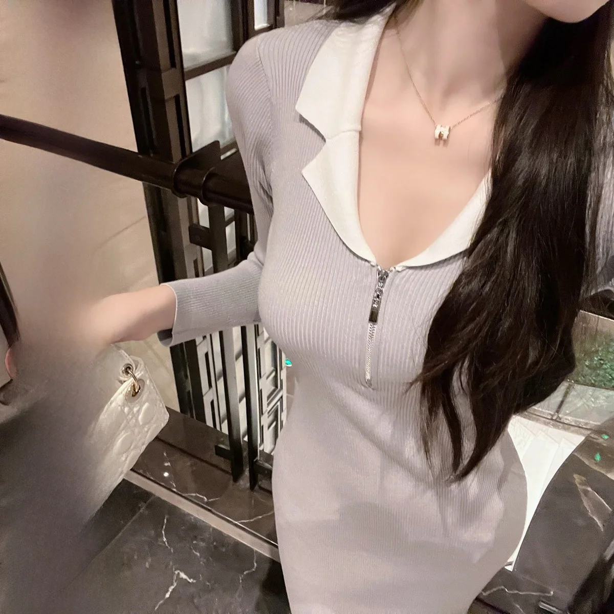 

Вязаное женское платье CCZEE с V-образным вырезом, средней длины, с разрезом, стройнящее, омолаживающее, зимнее, модное, повседневное, с длинным рукавом, на одной пуговице