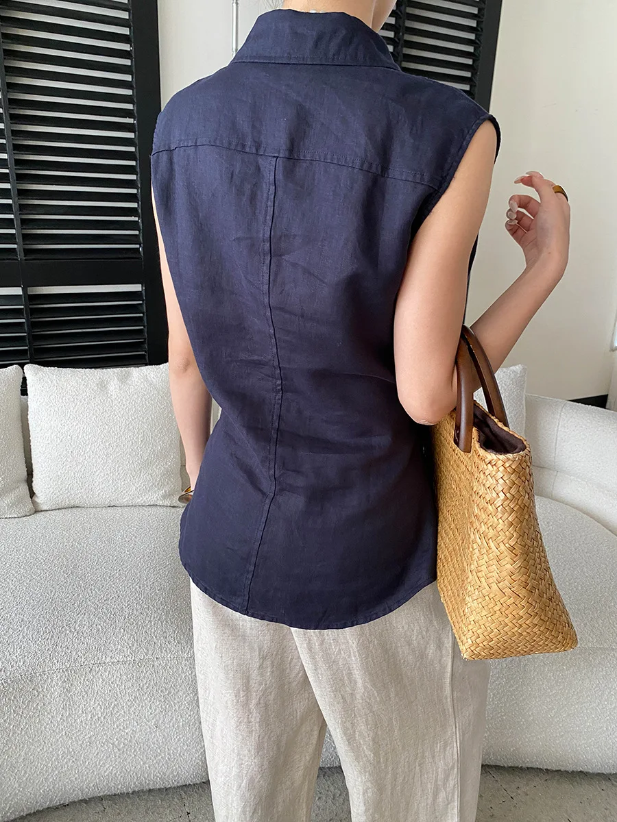 Sommerliches Damen-Freizeithemd in einfarbigem Design mit unregelmäßiger seitlicher Schnalle und umklappbarem Kragen, ärmellos – Detail 3