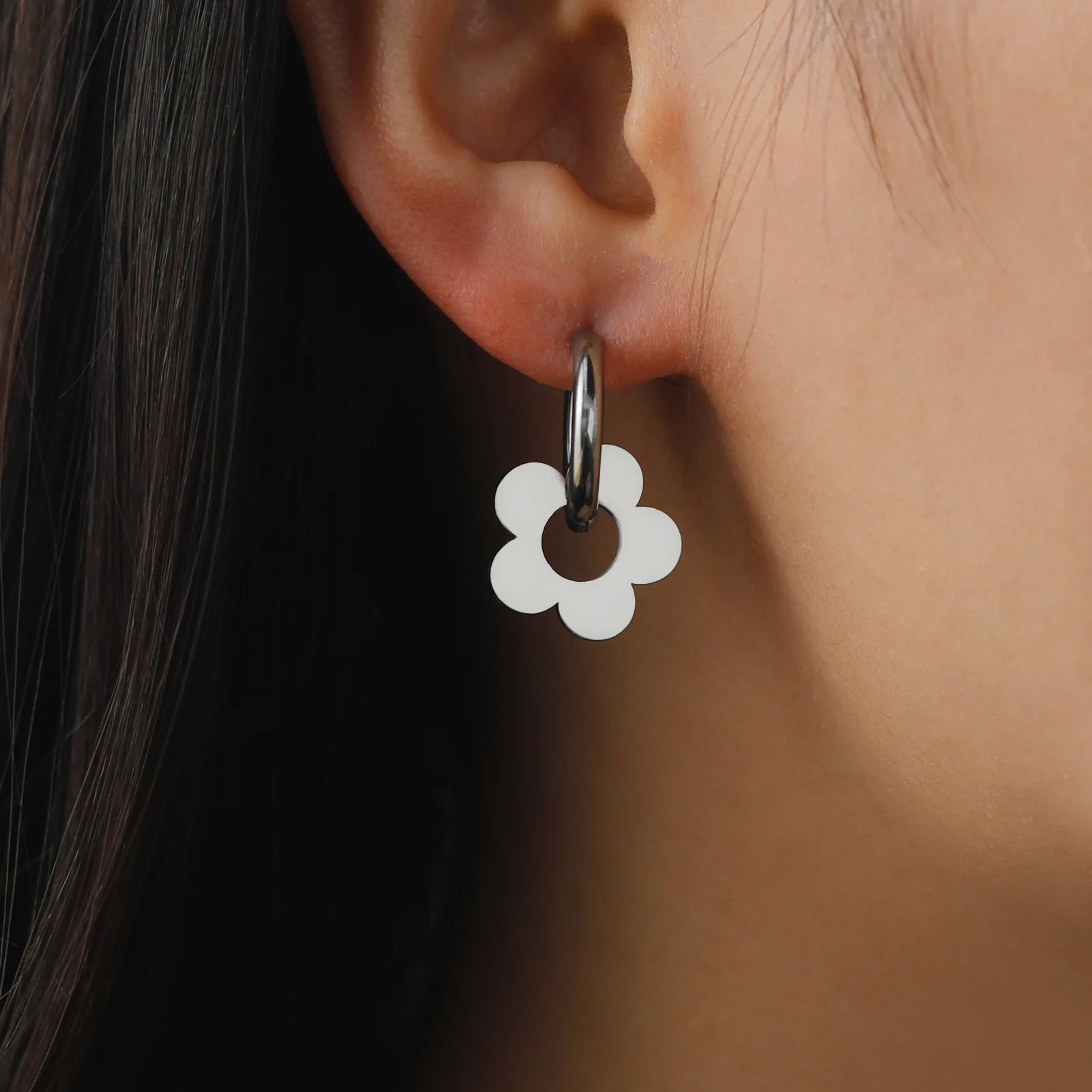 أقراط من الفولاذ المقاوم للصدأ تميمة رائعة على شكل ورقة القيقب أقراط على الموضة أقراط كلاسيكية بسيطة للنساء مجوهرات هدايا الحفلات