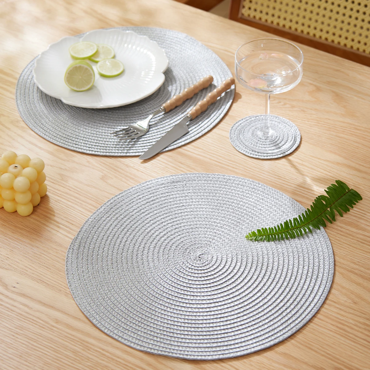 مجموعة من 12 مفارش مستديرة مضفرة 32 سنتيمتر مفارش طاولة لطاولات الطعام عيد الميلاد الهالوين المنسوجة قابل للغسل عدم الانزلاق مكان الحصير