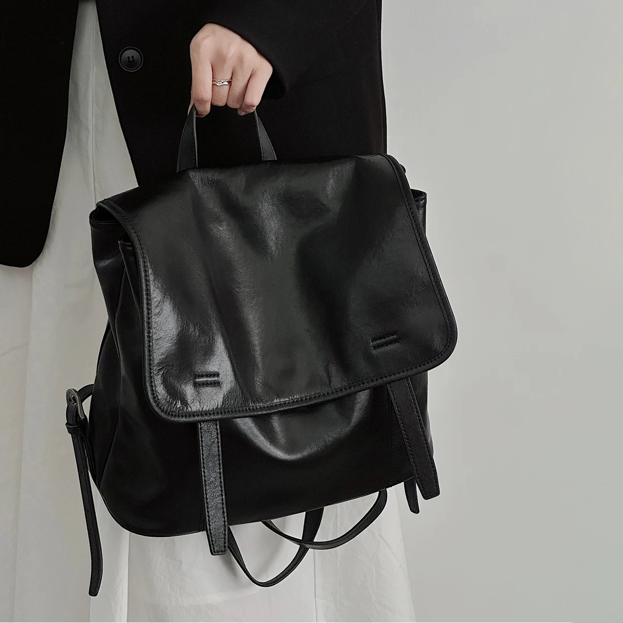 

Top layer cowhide backpack 2025 new niche design large capacity travel backpack vintage casual commuting fashion ladies backpack