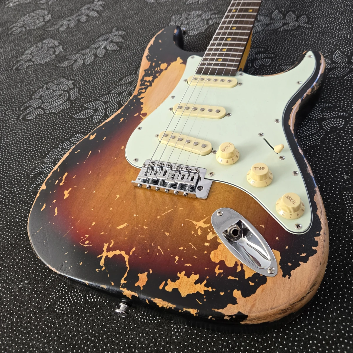 6-string electric guitar, vintage sunset color, alder body, maple neck, high-quality electric guitar, free shipping.