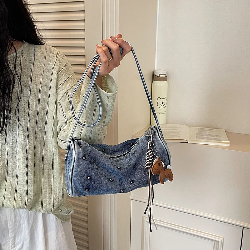 Gewaschene Denim-Umhängetasche mit Nieten und Taschenanhänger, Damen-Schultertasche mit Metallnieten, Lässige Vielseitige Handtasche, Pendler-Geldbörse – Detail 7