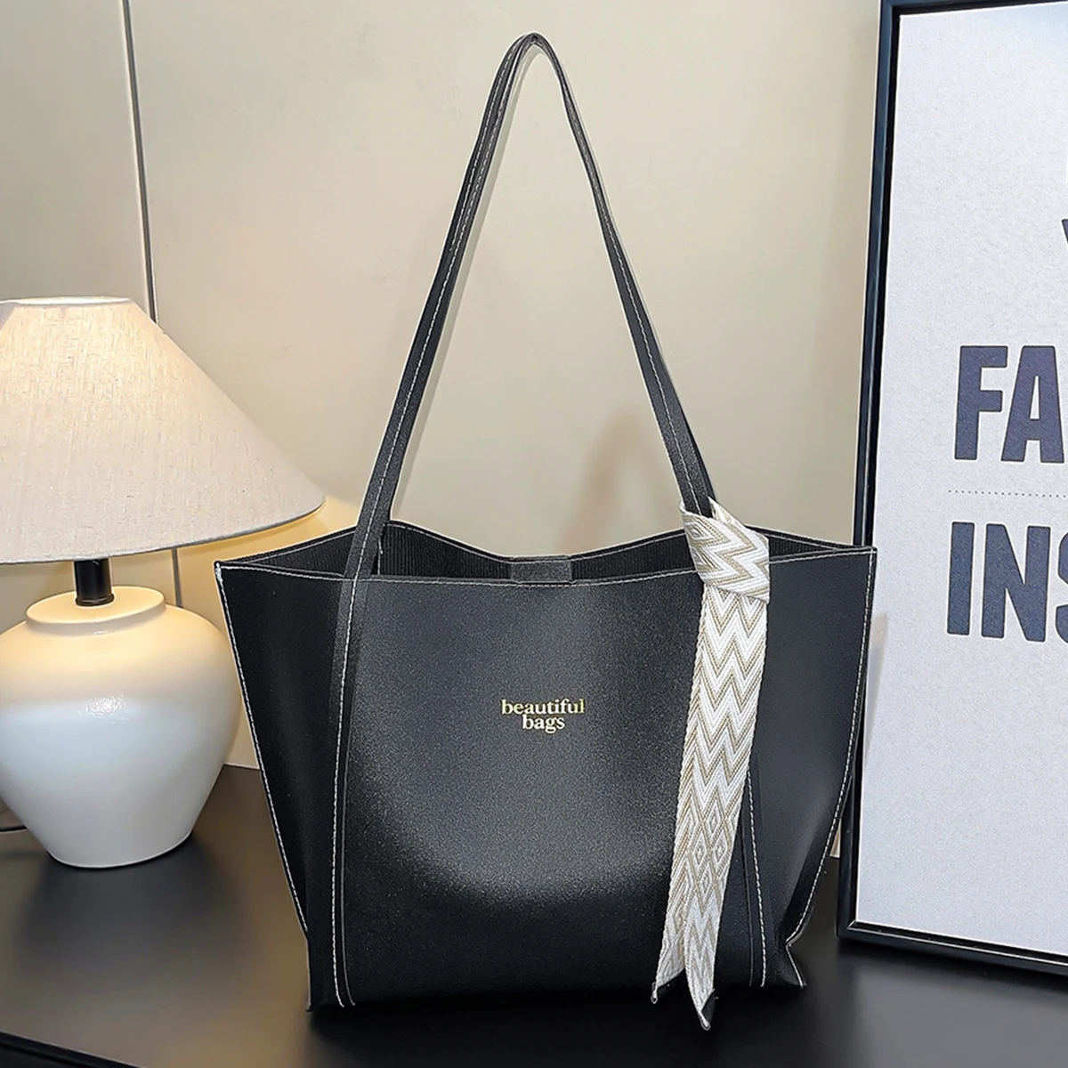 حقيبة يد نسائية عصرية ورائعة ذات سعة كبيرة مع خياطة على الطراز المصمم وحقيبة يد بكتف واحد