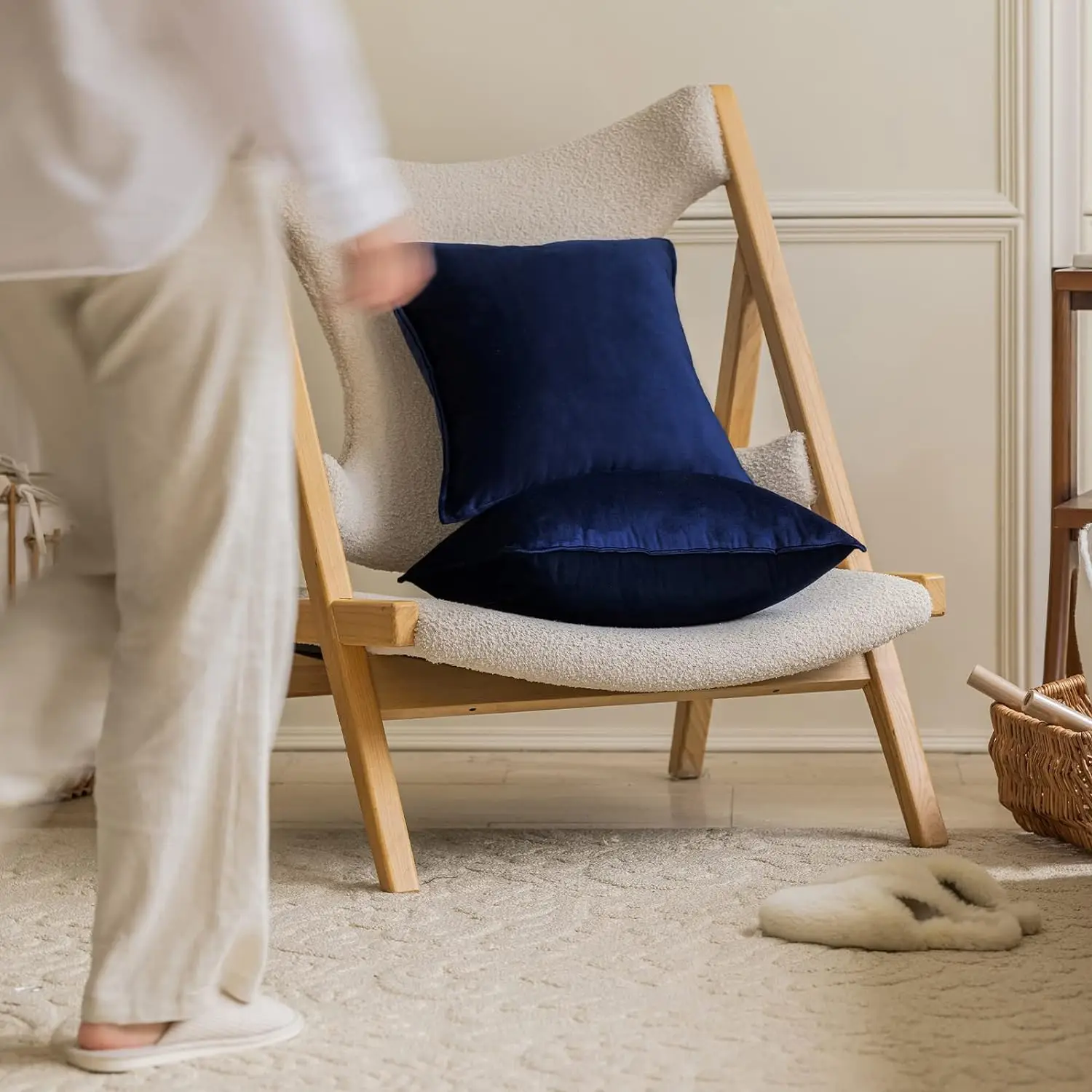 أغطية وسائد مخملية باللون الأزرق الداكن مقاس 18 × 18 بوصة حزمة من 2 أغطية وسائد مربعة مزخرفة ناعمة لغرفة المعيشة على الأريكة والسرير