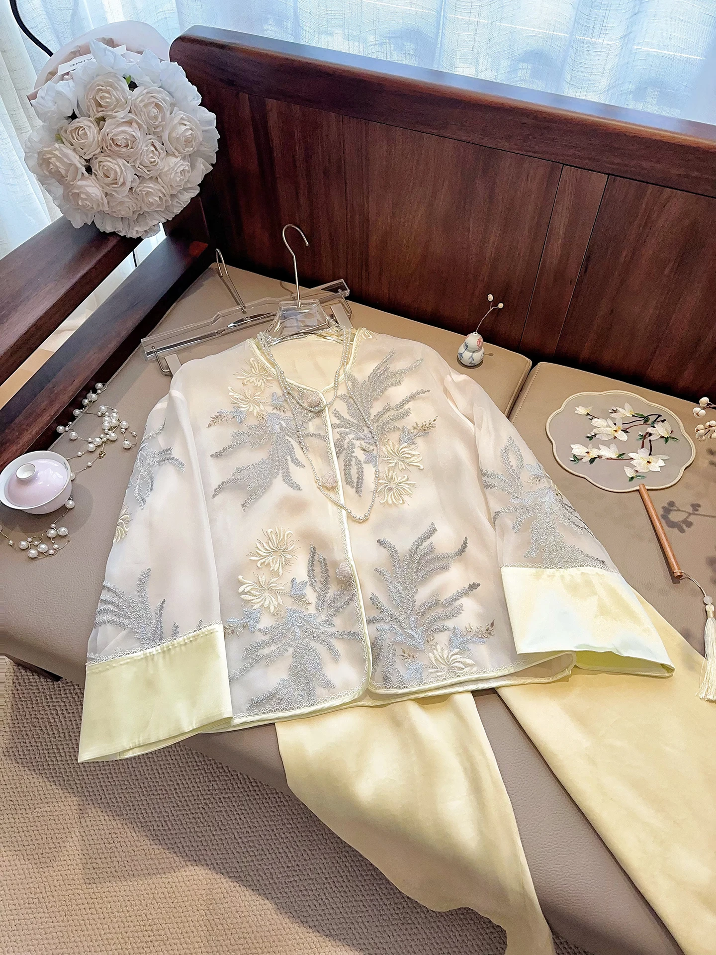 

Новая китайская вышитая куртка-кардиган с пуговицами и цветочным узором, высококачественная, в национальном стиле, женская, весенняя новинка