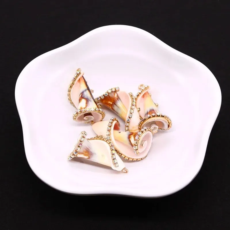 Conch Shell Natural Spiral -shaped Rhinestone Inlaid Pendant 22x40mm Single -hole Connector Pendant Pendant Broiler Jewelry