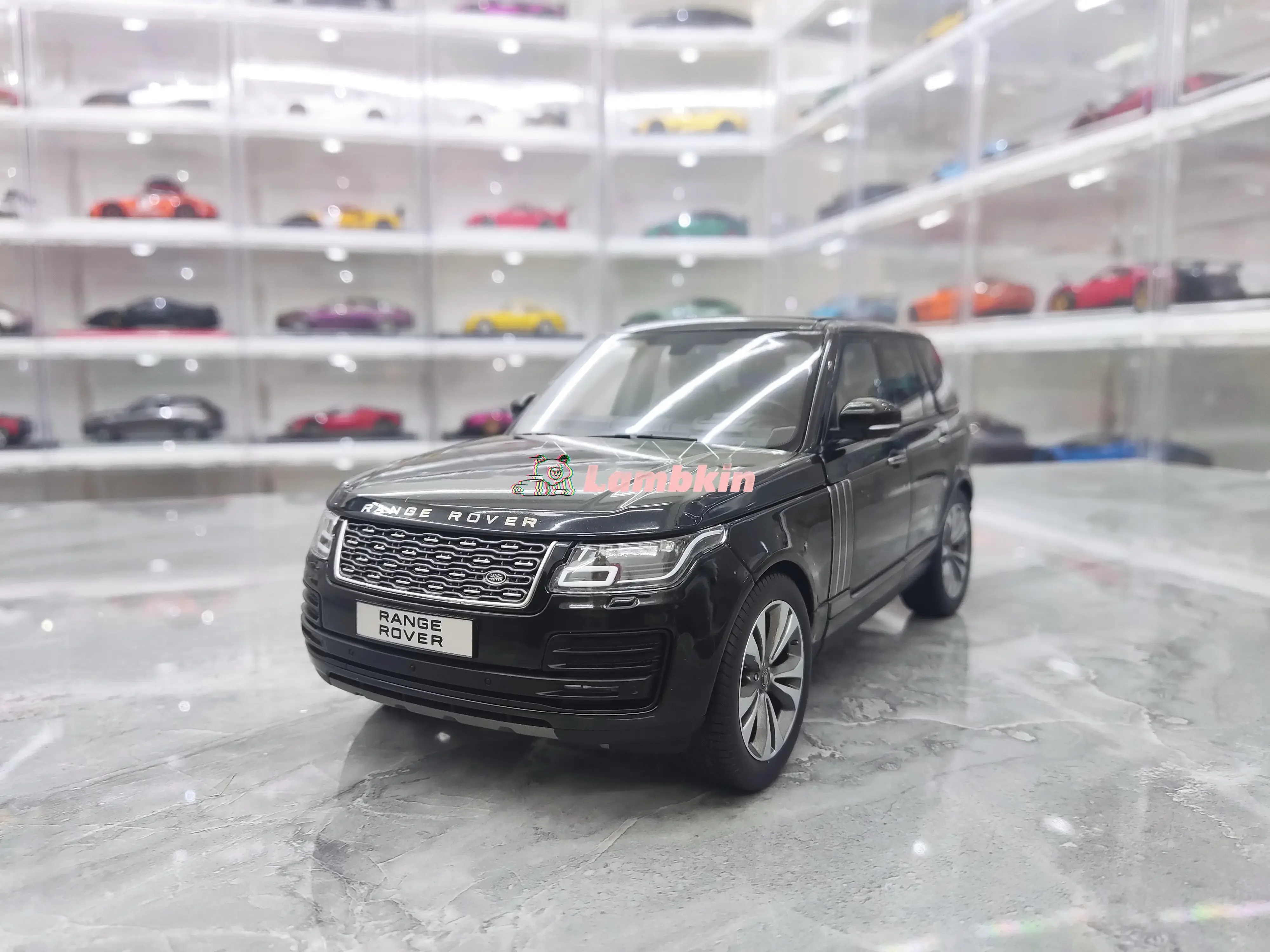 

LCD 1:18 For 2020 Range Rover Range Rover SVA Executive Edition Simulation Alloy Metal Car Model Collection Ornament