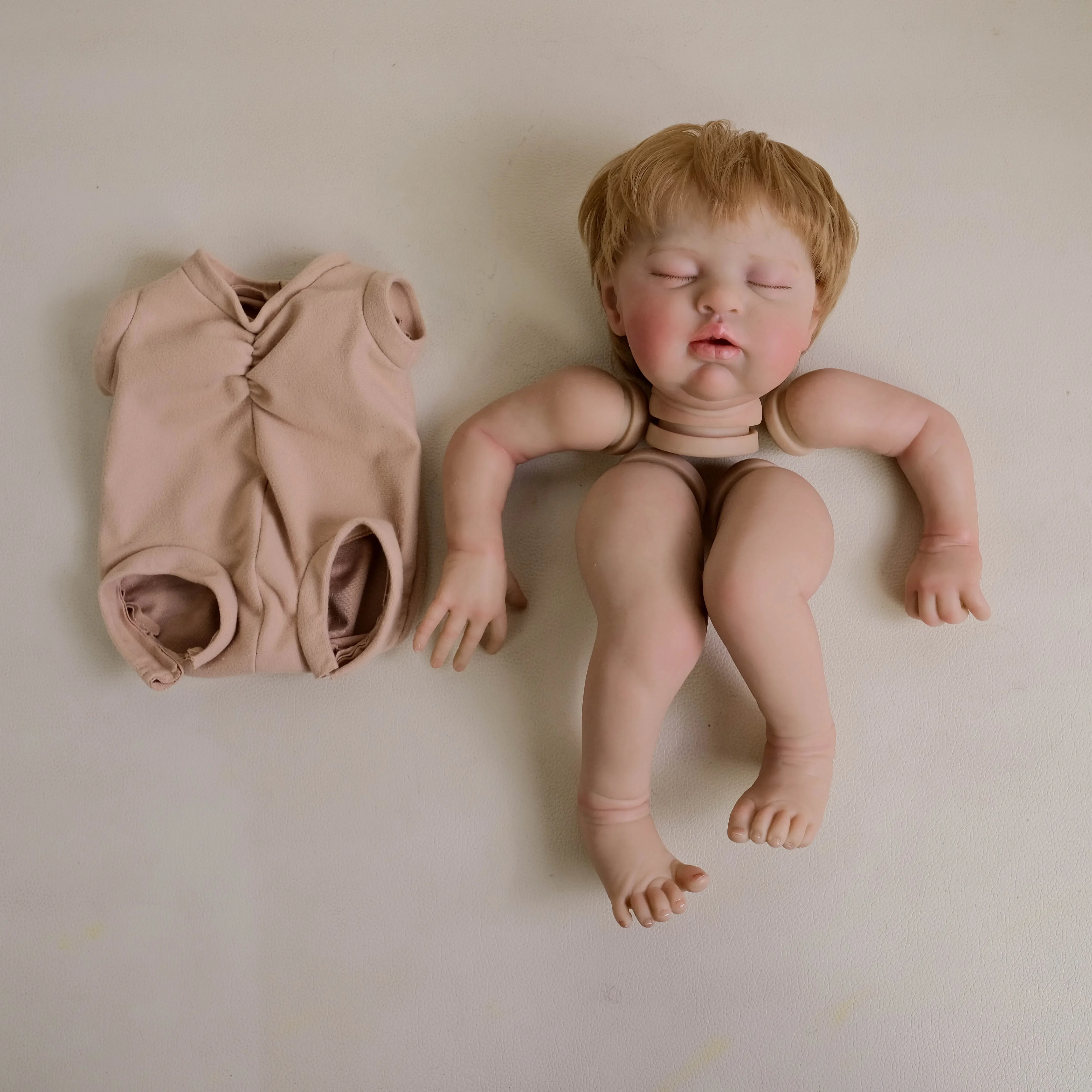 NPK 19''Hoge Kwaliteit Onvoltooide DIY Reborn Teddy Onderdelen Al Geschilderde Pop Kit met Hand Geworteld Blond Haar Collectible Baby