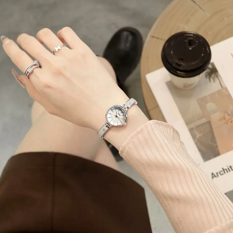 Small, exquisite and elegant women's watch, fashionable and simple leisure, waterproof new waterproof quartz watch for students