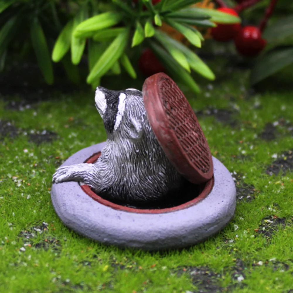 Q-version Miniature Raccoon Figurines Resin Realistic Animals Raccoon Resin Ornament Manhole Cover Cartoon