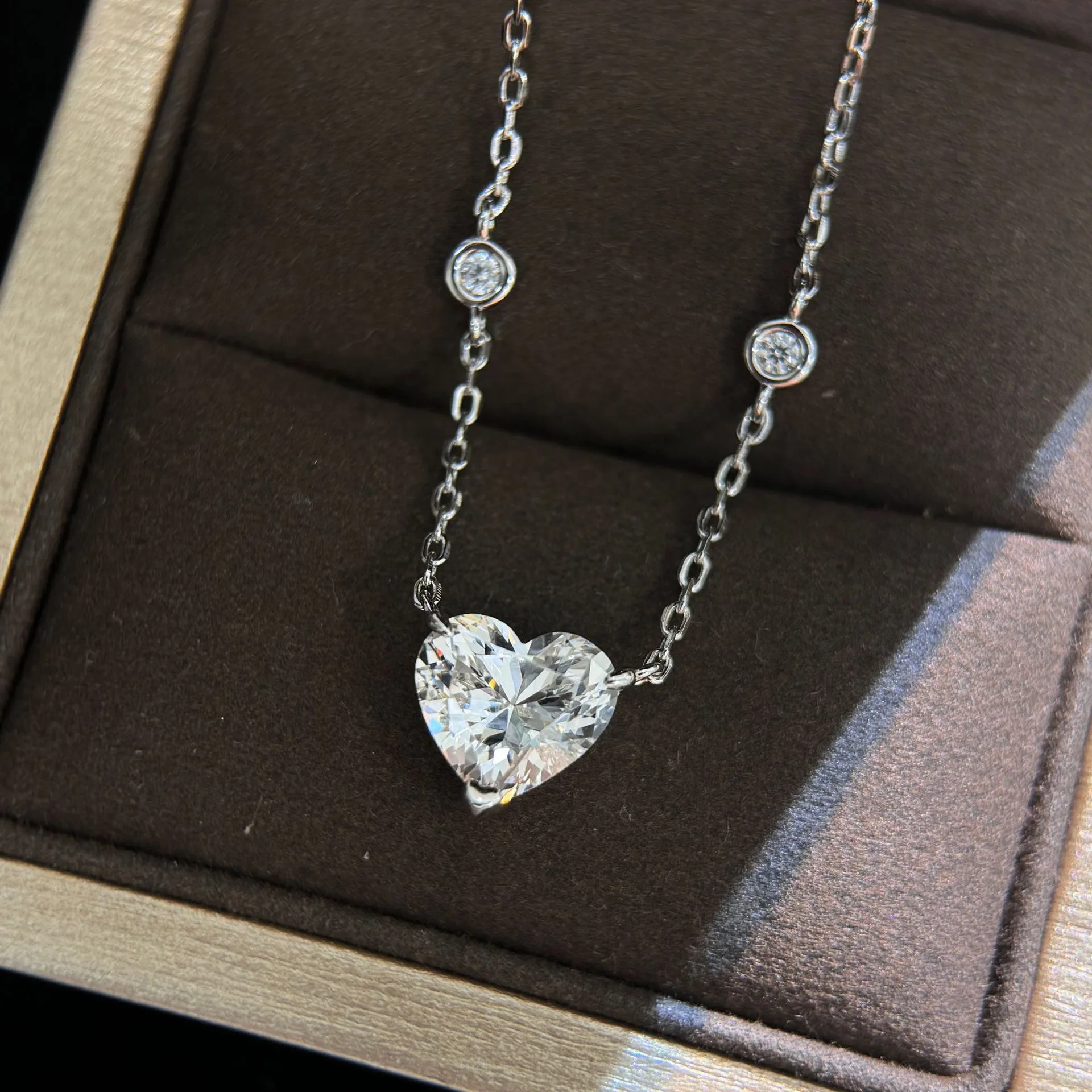 

2024 New Fashionable Bestseller S925 High end Heart shaped Shining Necklace Engagement Anniversary Christmas Birthday Gift