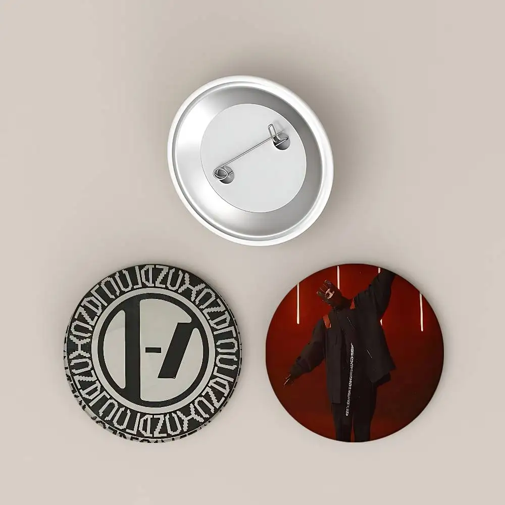 Twenty One Pilots DIY Klebrige Abzeichen Knopfnadeln Brosche Kreative lustige Zitate Abzeichen Kleidung Rucksack Schmuck Geschenk für Kinder Freunde