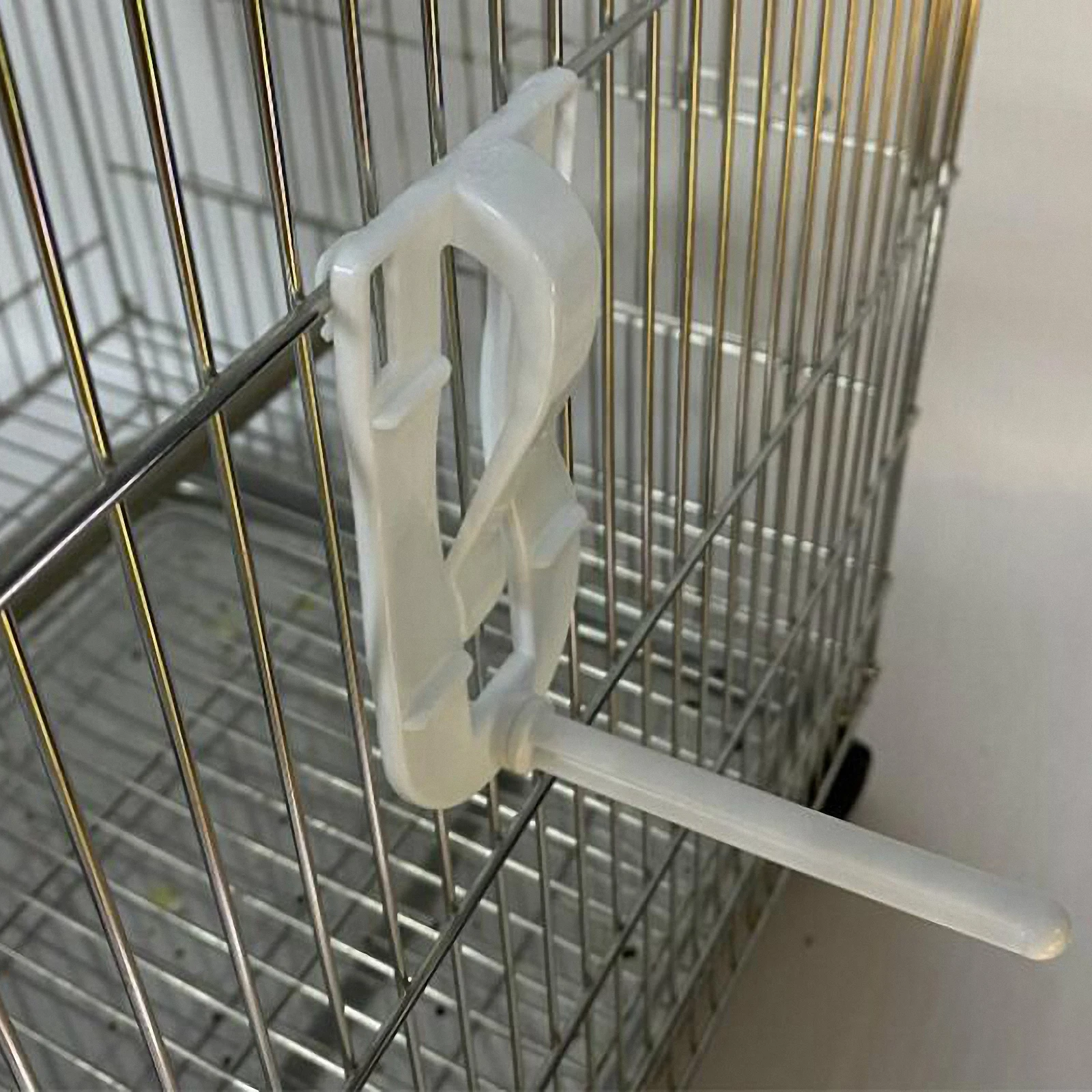 

2Pcs Bird Food Clips Plastic Parrot Vegetable Cage Supply Reusable Fruit Holder Pet Accessories Feeding Device Storage