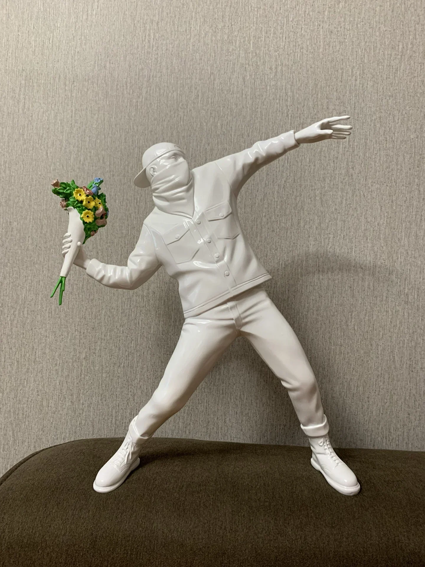 Crafts Flower Bomber Full-Length Portrait Street Art Throwing Flowers People Statue Decoration Action Figure Collection model