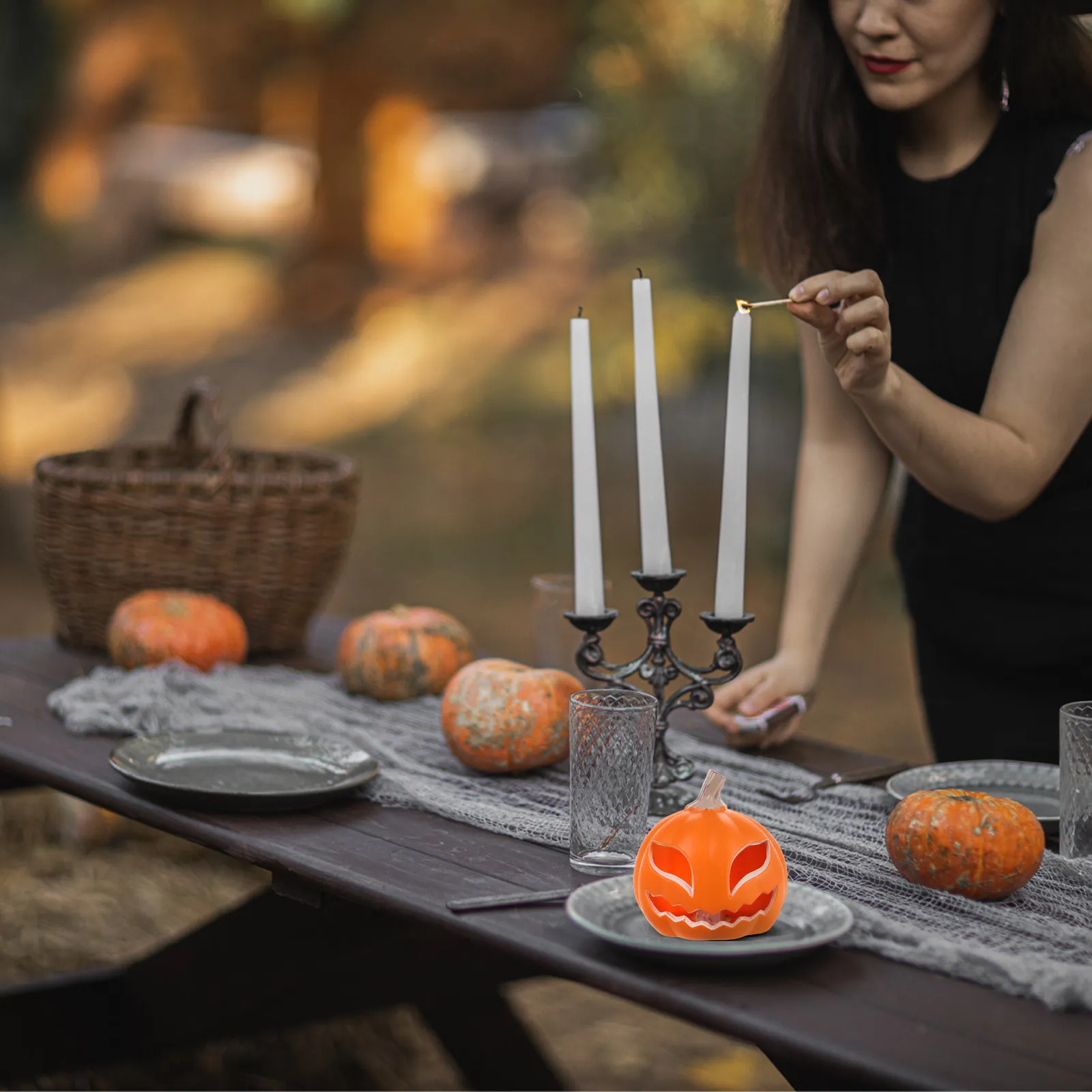 lanterna-de-abobora-iluminada-para-halloween-com-brilho-cativante-e-entalhes-superficiais-detalhados-versatil-para-uso-interno-e-externo