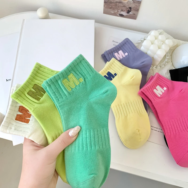 Socken Für Frauen Neue Neuheit Bunte Brief Stickerei Crew Socken Dame Atmungsaktive Kurze Elastische