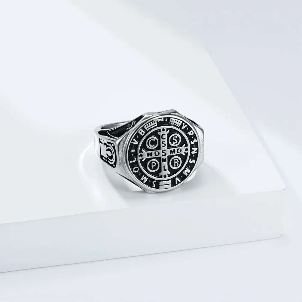 Herrenring aus Titanstahl mit Exorzisten-Kreuz von Heiligen Benedikt, Vintage Retro Religiöser Nischen-Kunstschmuck aus Edelstahl – Detail 3