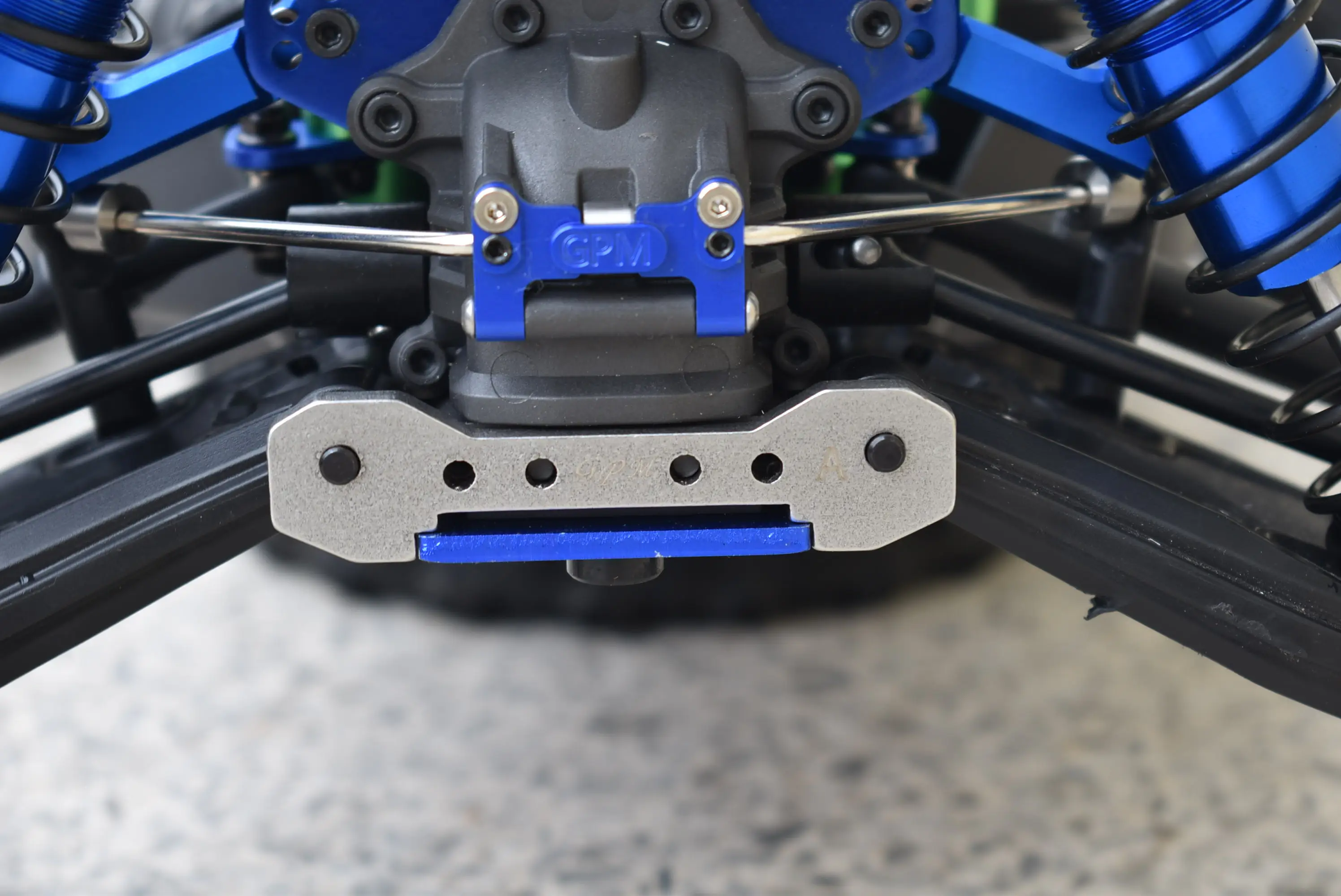 Trineo GPM TRAXXAS 1/8 4WD para barra de amarre de mamparo inferior delantera de acero inoxidable