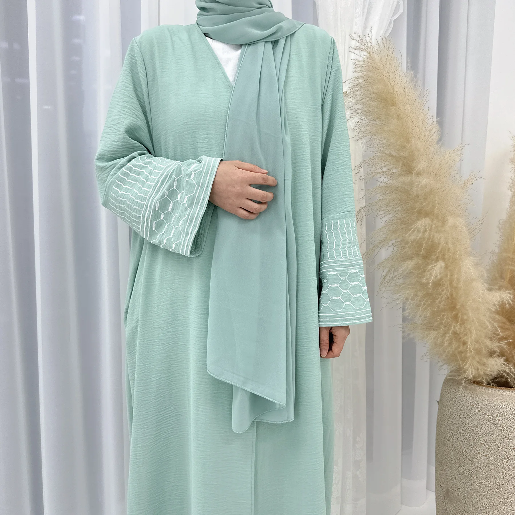 

Fashion Modest Abaya Femmes Robe Musulmane Elegant Crepe Embroidered Open Abaya Arab Dubai Summer Breathable Muslim Women Abayas
