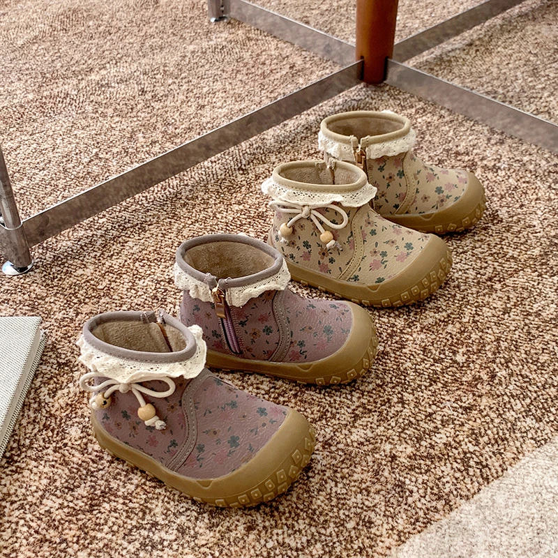 

Новинка зимы 2024, ботильоны для девочек, простые детские ботинки принцессы с бантиками, милые кружевные детские короткие сапоги, замшевые сапоги с цветочным принтом, теплые пальцы с закрытым носком