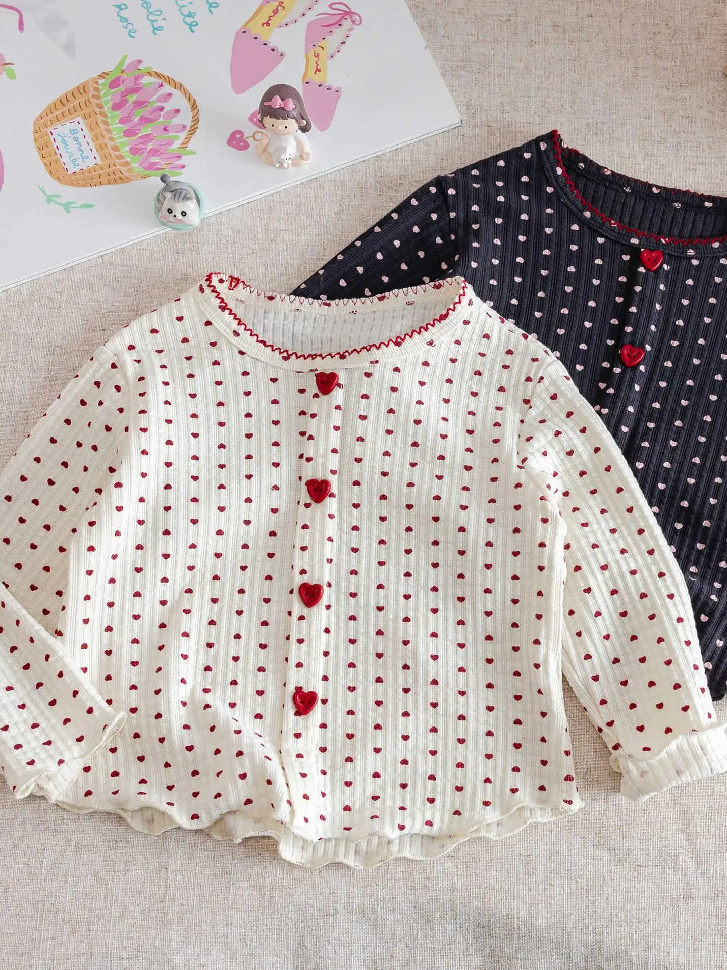 女の子用ロングスリーブハートTシャツベビーベースレイヤー春秋韓国風子供用トップス綿通勤ラウンドネック