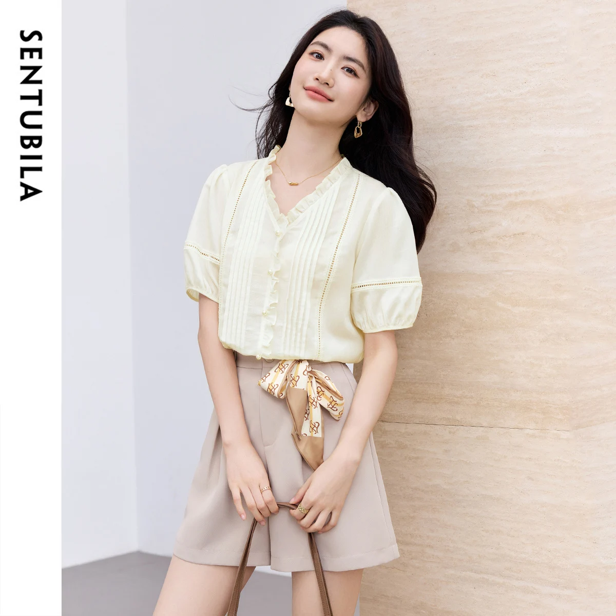 

SENTUBILA женские летние рубашки с v-образным вырезом 2025 офисная женская абрикосовая шифоновая кружевная блузка с фонариками топы с короткими рукавами 152VA0093