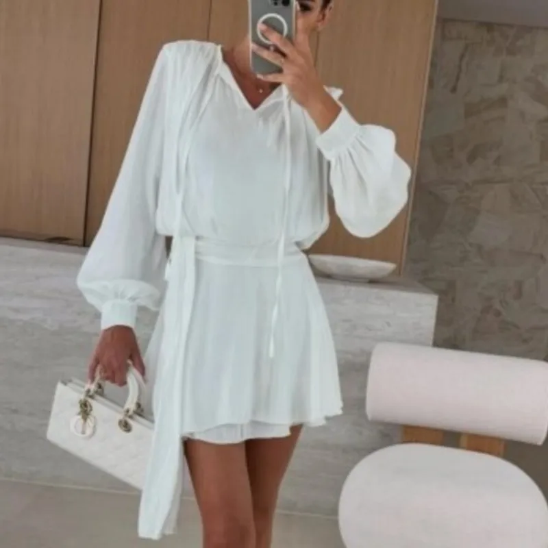 فستان قصير أبيض غير رسمي للنساء موضة صيف 2025 فضفاض برباط على شكل حرف v وأكمام طويلة فساتين الحفلات للنساء