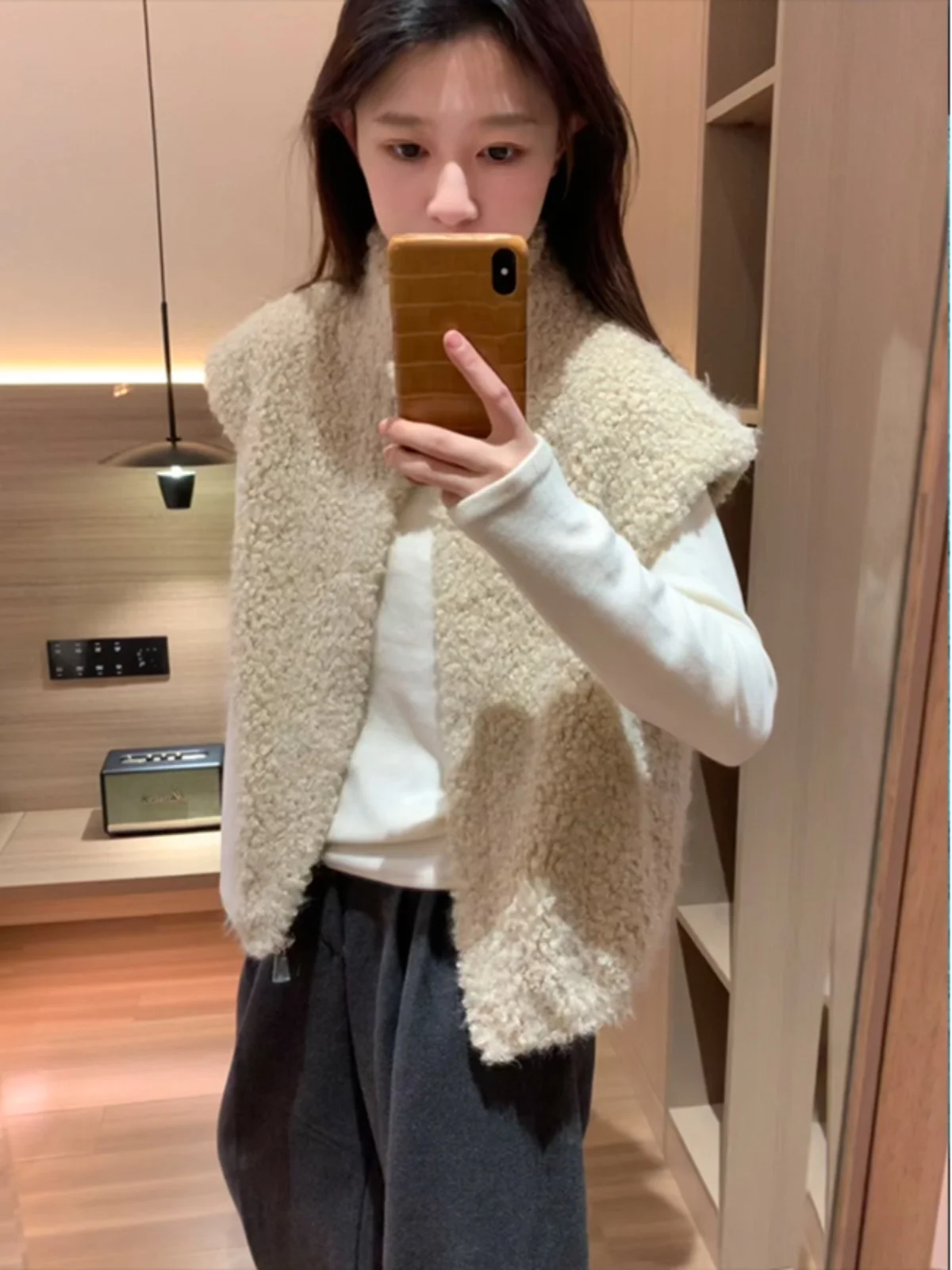 

Корейский жилет из овечьей шерсти для женщин, осенне-зимний, новый, нежный, маленький размер, многослойная верхняя одежда, жилет с подплечниками, универсальный, высококачественный...