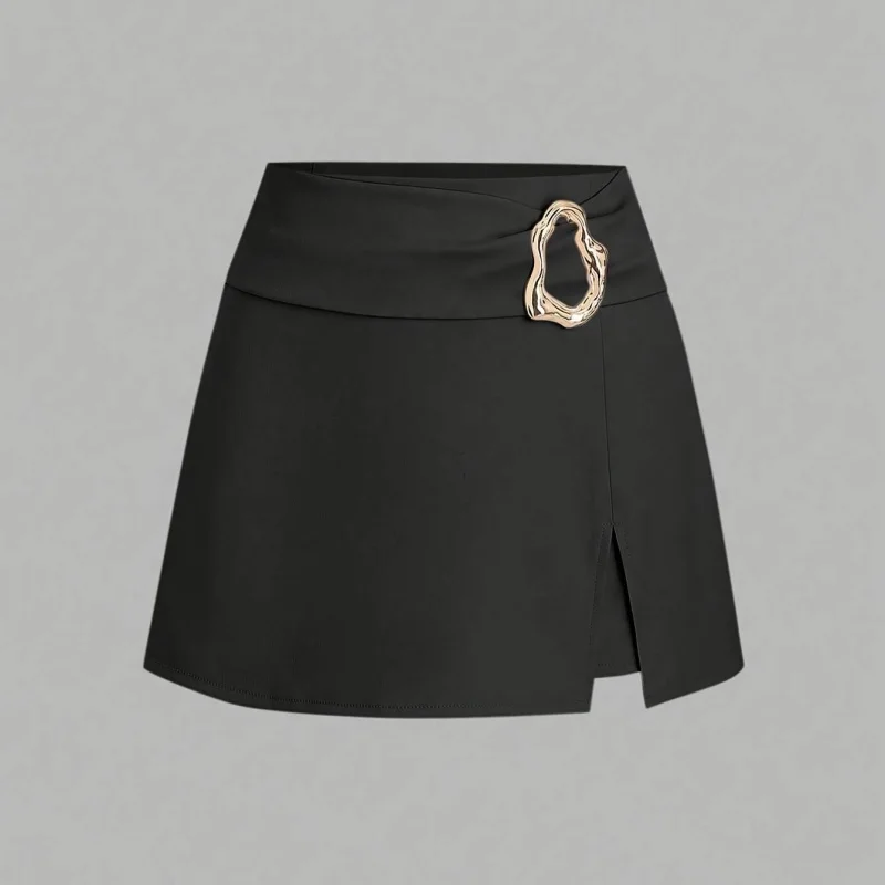 Damen-Minirock mit hoher Taille, Wickeldesign, asymmetrischer Schnitt, Metallschnalle, vorne mit Schlitz, kurzer schwarzer Rock, modisches Streetwear-Oberteil. – Detail 7