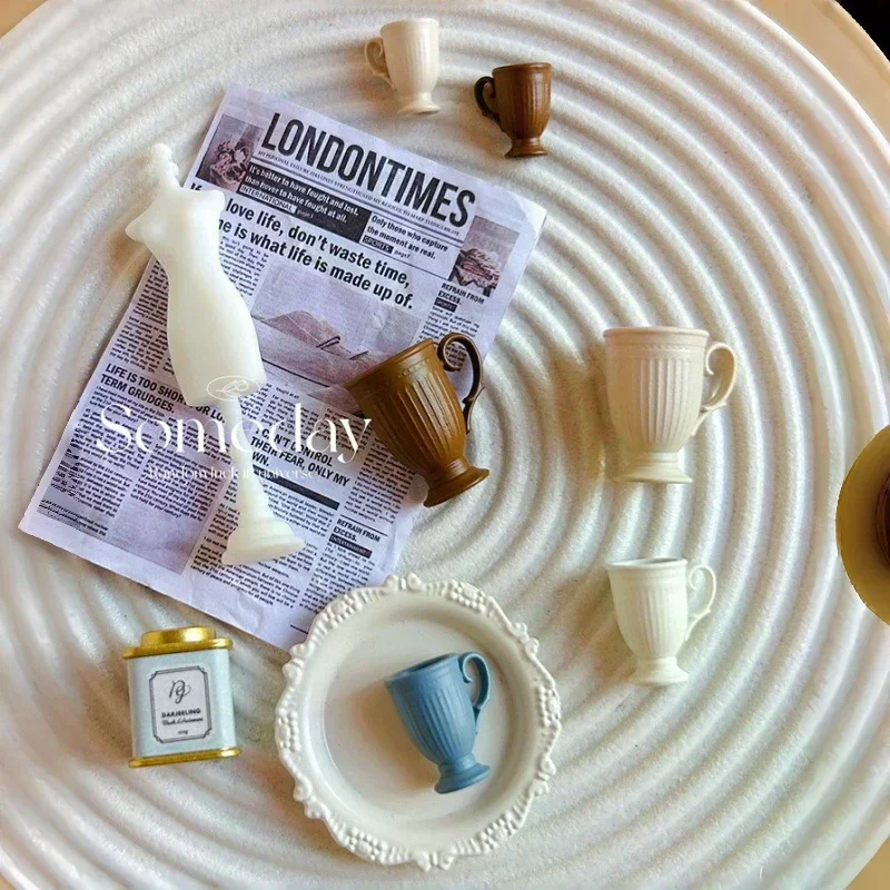 1 stks poppenhuis Franse retro mini hoge voet reliëf Mark koffiekopje met handvat miniatuur scène decoratie high-end stengelmokken