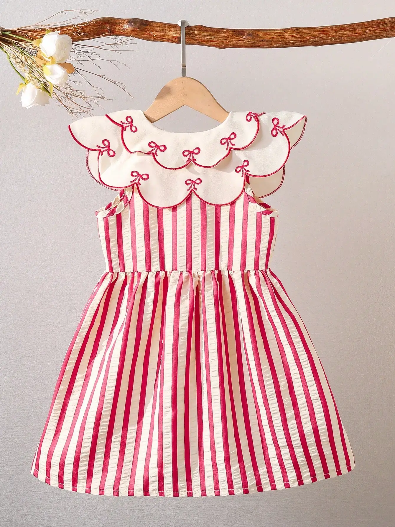 (5120) Little Girl's Summer Fresh and Energetic Red and White Striped Dress with Doll Collar and Bow Embroidery, in a Retro Cute Style, Suitable for Amusement Parks, Theme Parties, Vacations, and Gatherings.