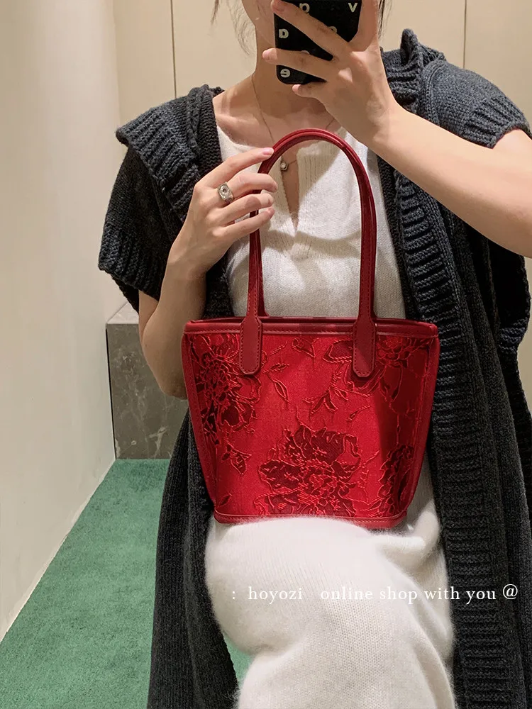 

Vegetable basket embroidered shoulder bag