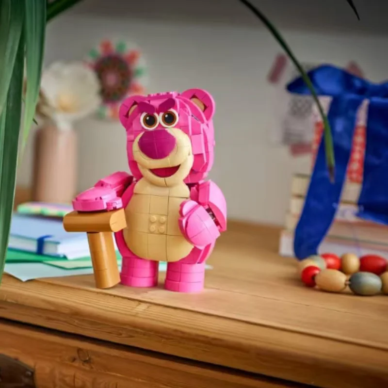 2026 New Popular Classic Cartoon Pink Strawberry Bear Building Blocks 570pcs Diy Puzzle Ornament Model Creative Birthday Gifts - view 5