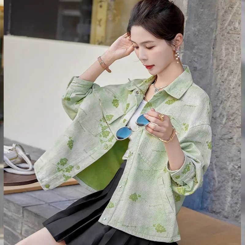 แจ็คเก็ตยีนส์พิมพ์ลายหวานสำหรับผู้หญิง 2025 แฟชั่นเกาหลี ฤดูใบไม้ผลิ ฤดูใบไม้ร่วง แขนยาว สไตล์ลำลอง เสื้อคลุมยีนส์หลวมๆ สำหรับผู้หญิง