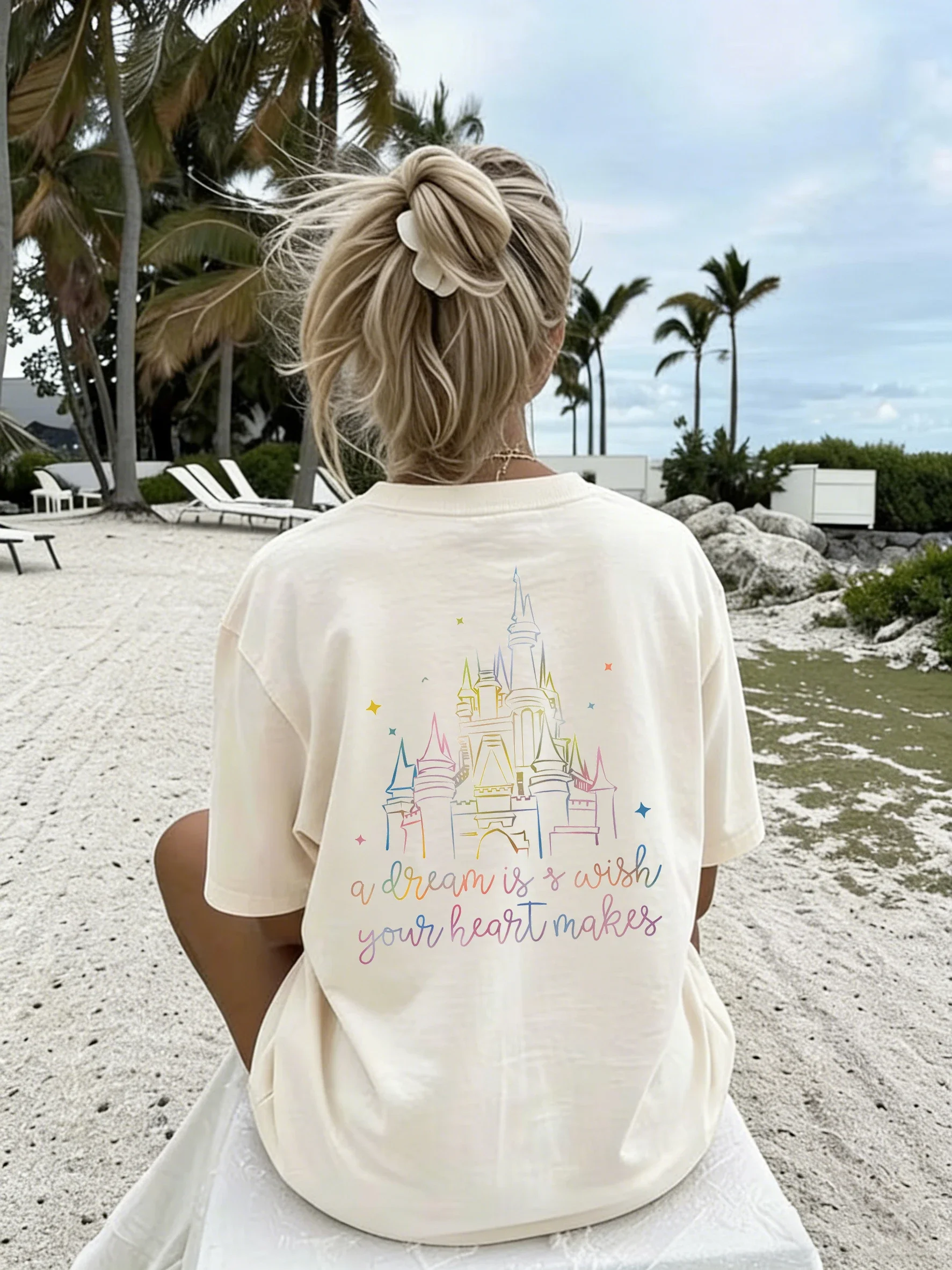 Sommer-T-Shirt für Damen mit Rundhalsausschnitt und kurzen Ärmeln, doppelseitiger Aufdruck „Rainbow Castle“ mit Schriftzug „A Dream Is A Wish Your Heart Makes“ – Detail 7